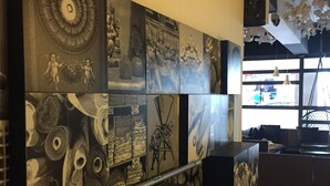 Un mur orné de diverses œuvres d’art en noir et blanc, notamment des sculptures et des peintures.