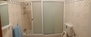 Shower, hair dryer, towels - Apartment of 90 m2 1st line facing the ocean  (VILA PRAIA DE ANCORA)