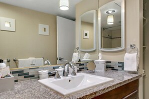 Badekar, hårføner og håndklær