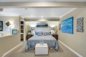 1 quarto, escrivaninha, ferros/tábuas de passar roupa, berço de viagem