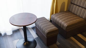Une pièce moderne avec une table ronde et un canapé.