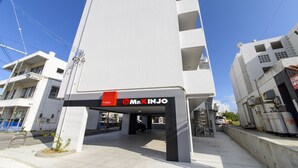 Um edifício moderno com uma entrada imponente identificada como 