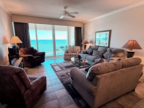 Smart-TV, DVD-spiller, bøker og stereoanlegg