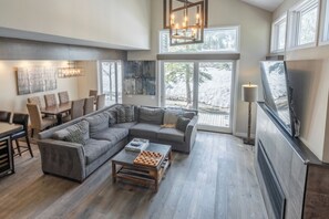 Fernseher, Kamin, DVD-Player, Stereoanlage