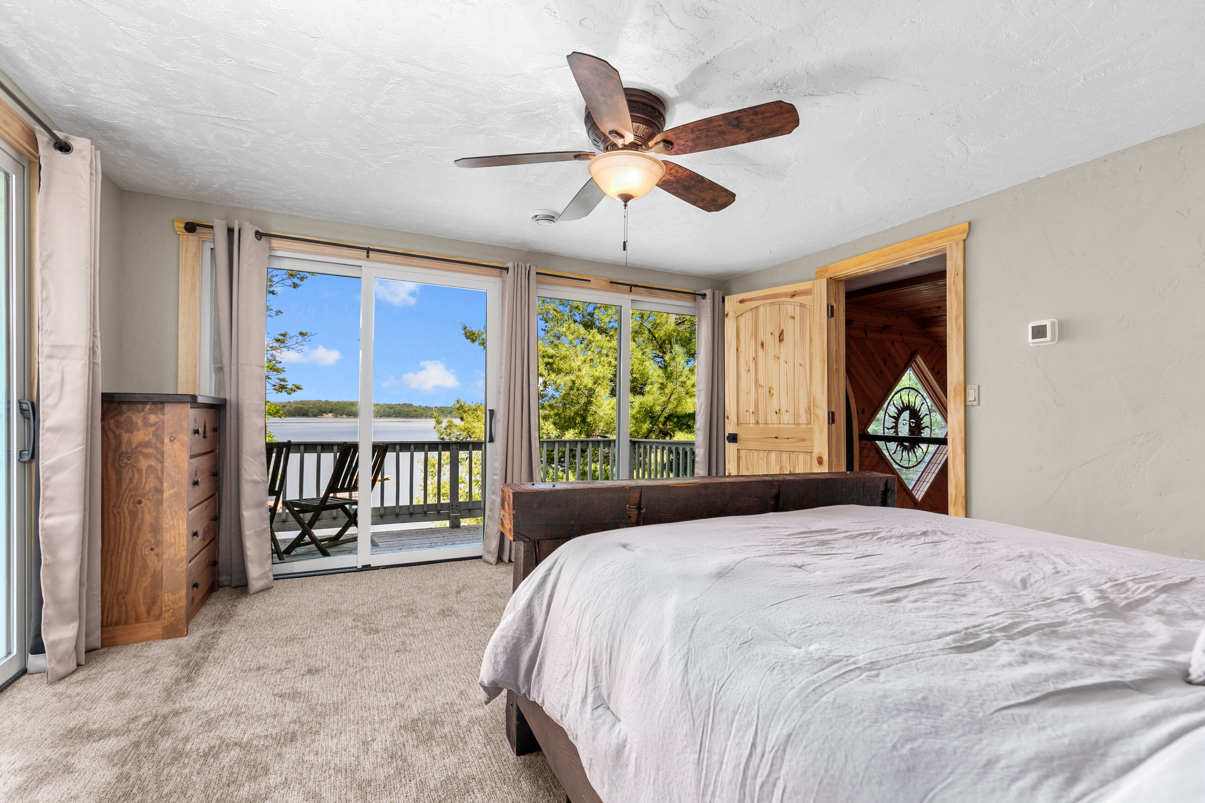 5 bedrooms, iron/ironing board, WiFi, bed sheets