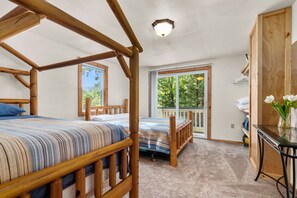 5 bedrooms, iron/ironing board, WiFi, bed sheets - Renovated Home/Full Rec Lake/Level lot/Family & Dog friendly/Game Room/Pontoon! (Wautoma)