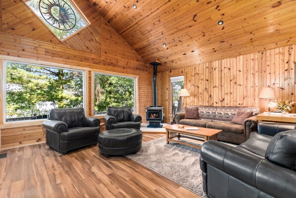 Smart-TV, Kamin, Videospiele, DVD-Player