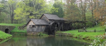 Creekside Cottage Near Floyd, VA, and Blue Ridge Parkway with deck and gas grill