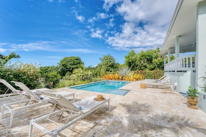 R Villa - Walk to Steps Beach with POOL, Ocean View & BOCCE Court