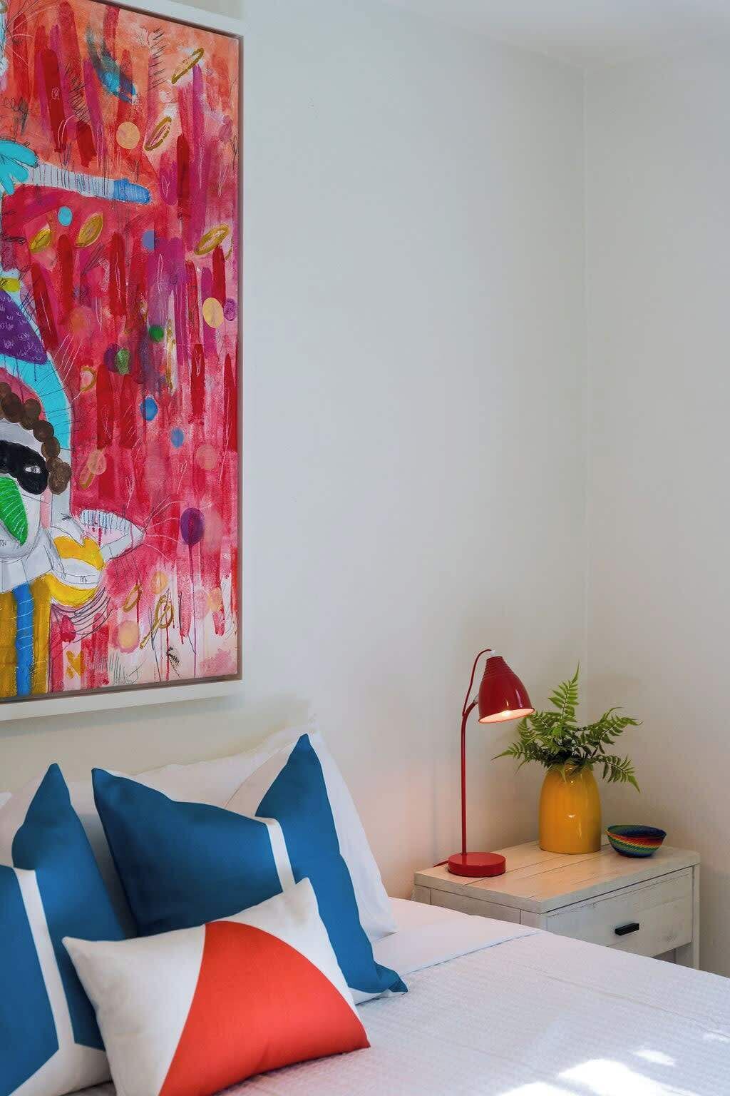 3 makuuhuonetta, tallelokero huoneessa, silitysrauta/-lauta