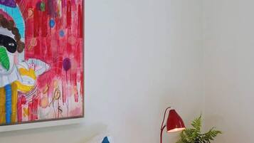 3 quartos, cofres nos quartos, ferros/tábuas de passar roupa