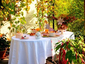 Outdoor dining - Country house between lakes and ocean (Biscarrosse)