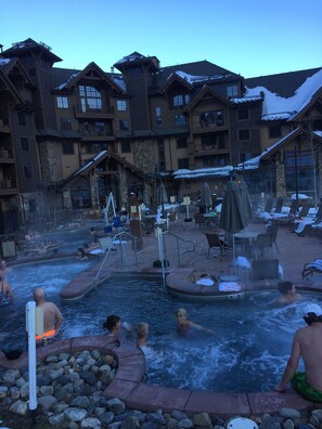 Innendørsbasseng og utendørsbasseng