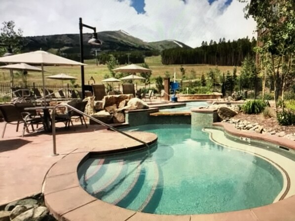 Alberca techada y alberca al aire libre