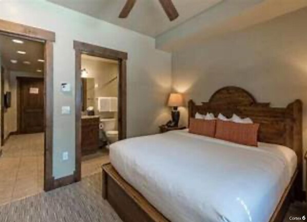 1 soverom, safe på rommet, skrivebord og strykejern/-brett