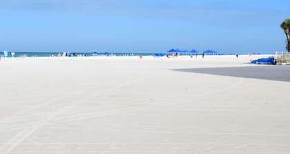1 BR / 1 BA Condo sur Siesta Key. Dormit 4. Piscines chauffées. Terrain de tennis. WIFI. Pas d'animaux de compagnie