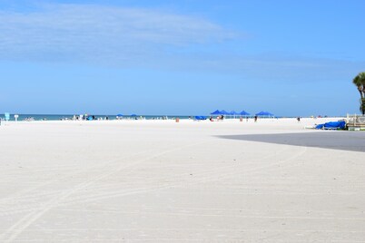 1 BR/1 BA Condo on Siesta Key .Sleeps 4.Heated pools.Tennis courts.WIFI. No pets