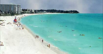 1 BR / 1 BA Condo sur Siesta Key. Dormit 4. Piscines chauffées. Terrain de tennis. WIFI. Pas d'animaux de compagnie