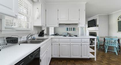 Comfy Eastside Home Close to Downtown