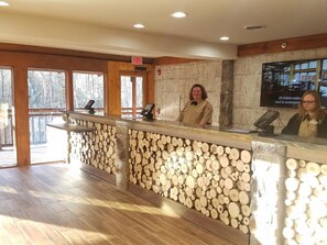Lobby - Mountaintop Cabin, Resort Activities, 4 FREE Waterpark Tickets, Elevator, Dog OK (Gatlinburg)