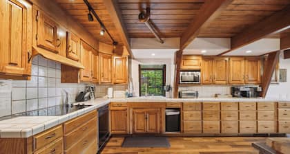 Close to Skypark/Santa's village.Cozy mountain house/pool table/foosball table.