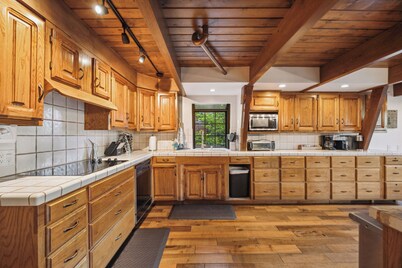 Close to Skypark/Santa's village.Cozy mountain house/pool table/foosball table. 