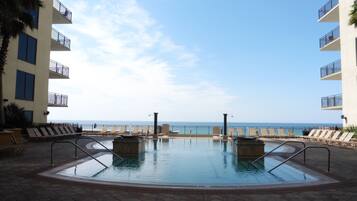 Utendørsbasseng og et oppvarmet basseng