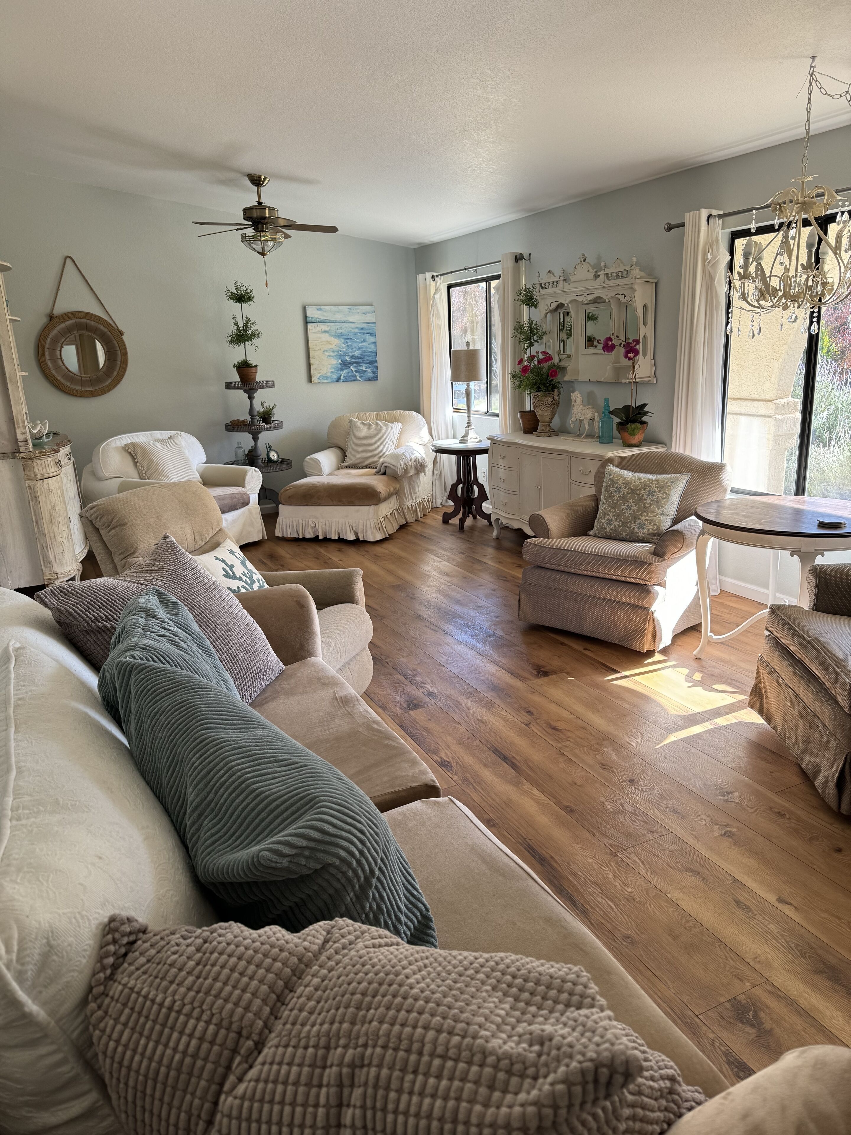 Sunny and spacious near golf course fenced yard great for your dog or kids
