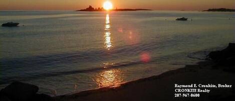 Nära stranden och solstolar