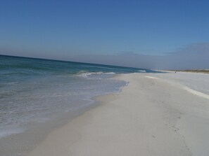En la playa, camastros y toallas de playa 