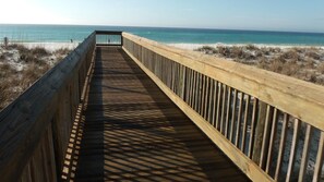 En la playa, camastros y toallas de playa 