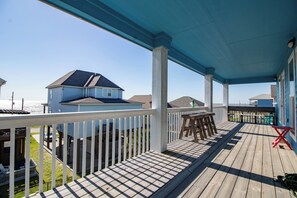Property grounds - Changes in Latitudes: 2nd Row Gulf Views / 4BR, Sleeps 14 (Crystal Beach)