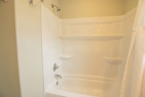 Tina con regadera, secadora de cabello, toallas, jabón 