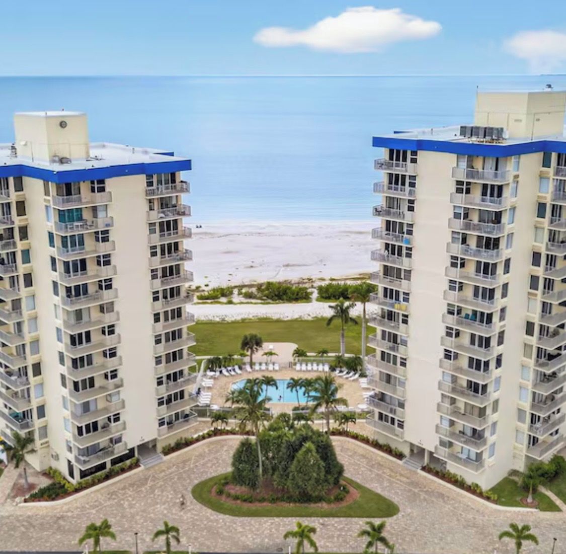 Un hôtel de grande hauteur avec piscine et vue sur la plage.