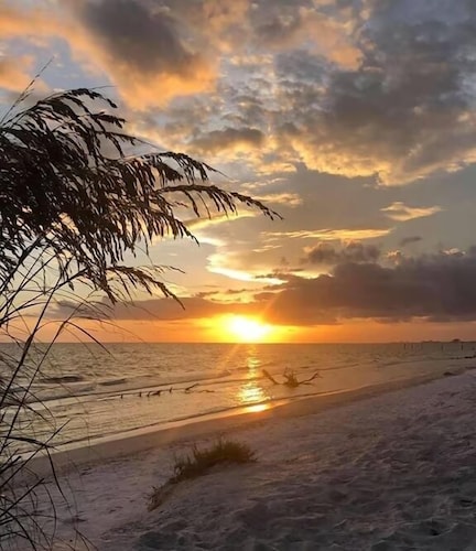 Beautiful condo on the Beach with Heated Pool, Pickleball, free WiFi & parking!