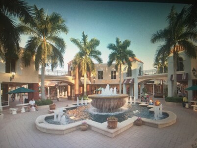 Beautiful condo on the Beach with Heated Pool, Pickleball, free WiFi & parking!