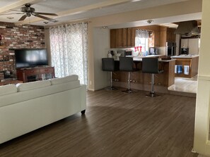 Smart TV, fireplace, DVD player, books - Ranch Home On 3 Acres, Tucked Under The Oak Trees With Views Of The Mountains. (Atascadero)