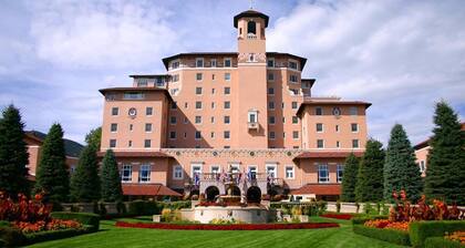Mountain Chic Cheyenne Cañon Cottage, Steps to The Broadmoor & Amazing Hiking!