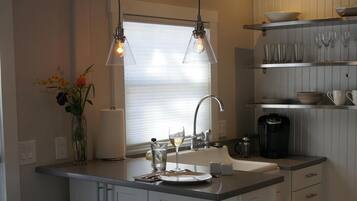 Réfrigérateur, four à micro-ondes, un four, surface de cuisson