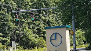 A road sign with "Sea Colony" text and a circular symbol. - Sea Colony West - 2BR, 2BA - 1 Block to Tennis Center, 1/2 Mile to Beach (Bethany Beach)