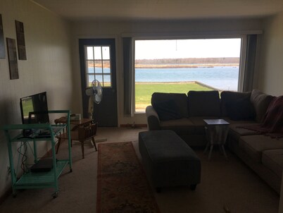 ¡Estilo rancho, propiedad frente al mar! Ideal para observadores de barcos. ¡Los cargueros en abundancia!