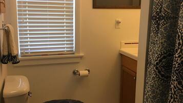 Ducha, toallas, jabón, papel higiénico