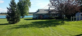 Style ranch, propriété riveraine!  Idéal pour les observateurs de bateaux. Fréquenteurs à gogo!