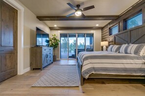 4 habitaciones, escritorio y tabla de planchar con plancha 