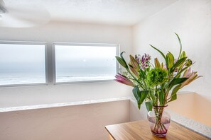 Interior - Ocean Front, Excellent Lighthouse Views, Nye Beach! (Newport)