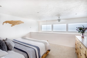2 bedrooms, iron/ironing board, free WiFi, bed sheets - Ocean Front, Excellent Lighthouse Views, Nye Beach! (Newport)