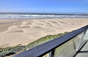 On the beach - Ocean Front, Excellent Lighthouse Views, Nye Beach! (Newport)