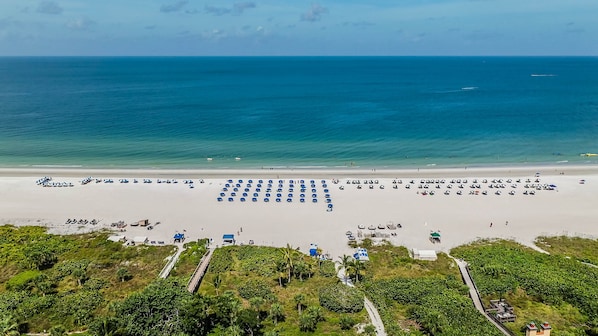 Una playa cerca, sillas reclinables de playa, toallas de playa
