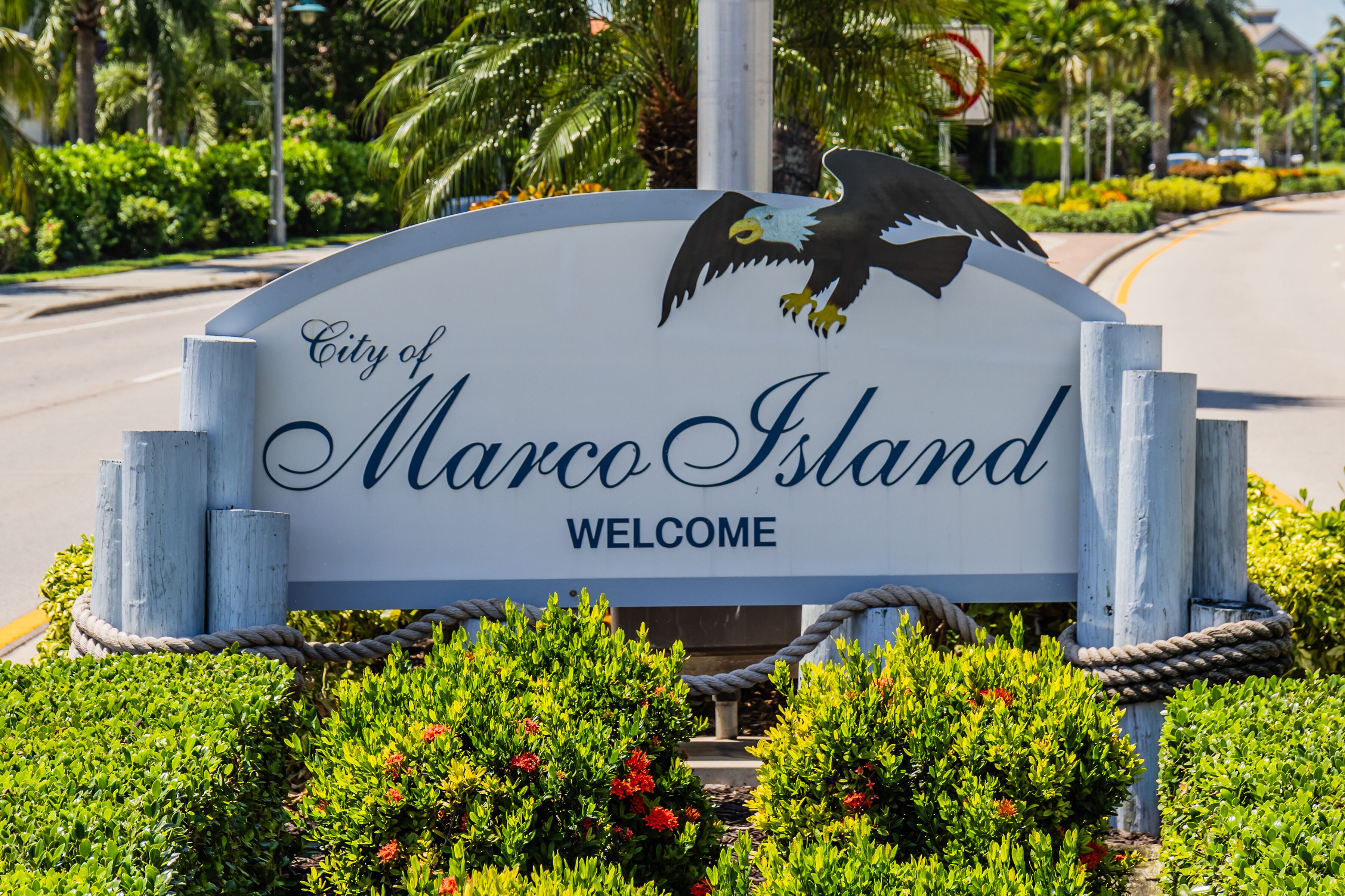 Willkommensschild f ür die Stadt Marco Island mit einem Adler-Grafik.
