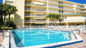 Utomhuspool och uppvärmd pool